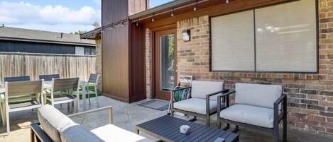 Come enjoy your morning coffee, your afternoon happy hour, or your evening aperitive on this private backyard patio!