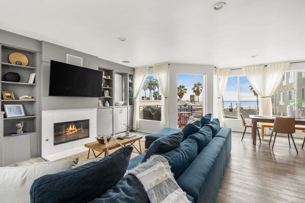 Relax in style with stunning ocean views from the comfort of this chic living room in Venice Beach. Your perfect beach getaway awaits!