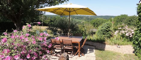 terrasse avec barbecue donnant sur la vallée et le jardin