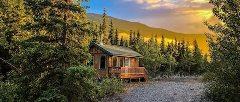 The Glacier Breeze cabin, your escape to peace and beauty of the Mat-Su Valley