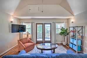 Living Room | Smart TV | Queen Sleeper Sofa | Central Heating & A/C