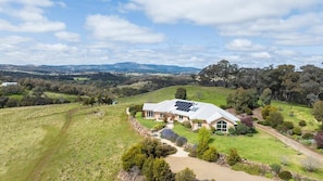 Professionally managed farm stay surrounded by amazing views of the countryside. Near Golfing, National Parks, Caves, Lake Canobolas and award winning vineyards.