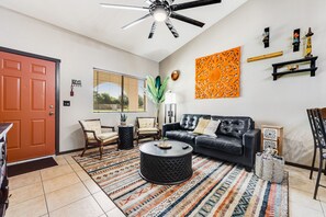 Stylish condo with playground & patio – near shopping, golf & Cubs stadium