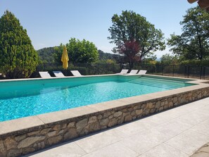 Grande piscine chaufée commune gite et chambres d'hôtes