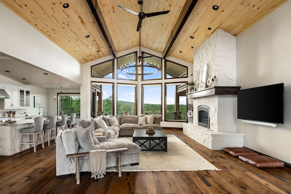 LIVING ROOM with fireplace and Smart TV 