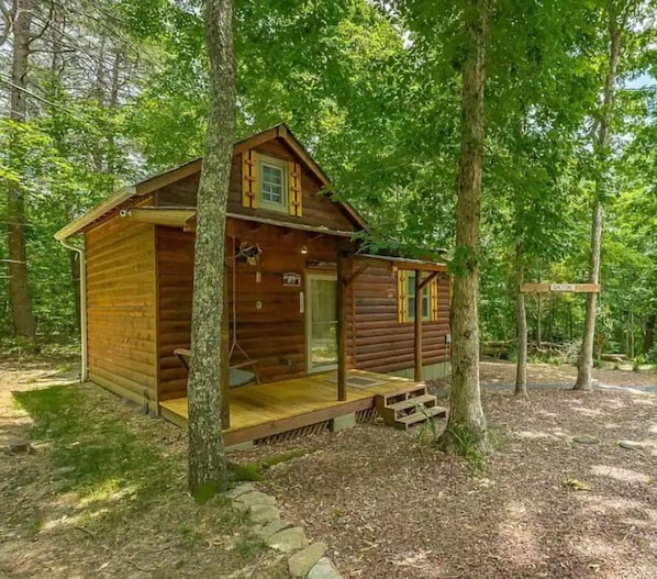 Cabin style tiny home, close to hiking, waterfalls, and caverns