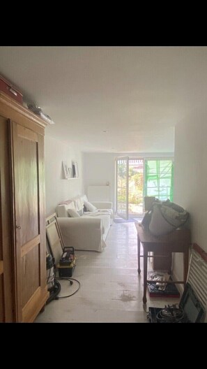 Wohnzimmer mit Schlafcouch 