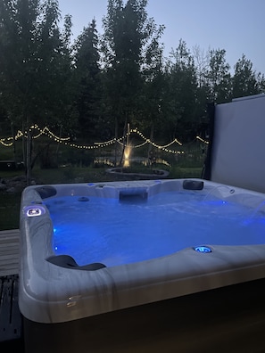 Outdoor spa tub