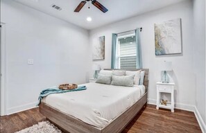 1 Queen Bed