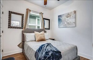 1 Queen Bed