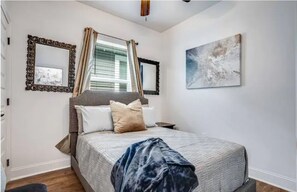 1 Queen Bed