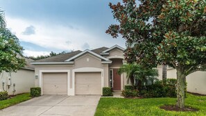 Beautiful 3 bed 3 bath villa located in Windsor Hills Resort