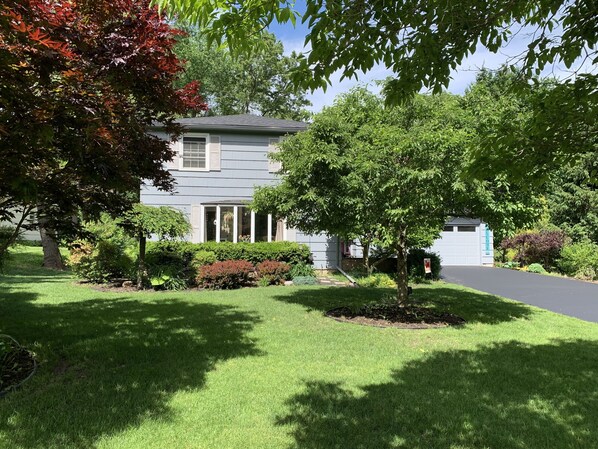 Spacious comfortable home near Oak Hill CC  2 miles away!!

