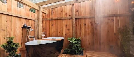 Outdoor spa tub