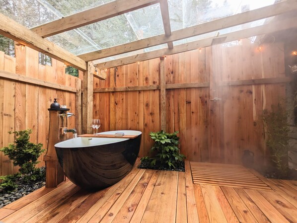 Outdoor spa tub