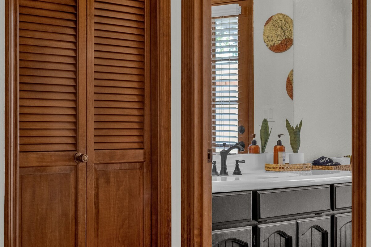 Style meets comfort in this ultimate , centrally located Mesa getaway.