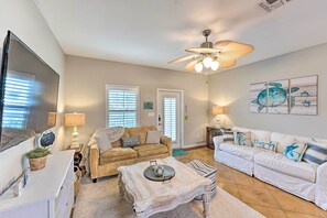 Living Room | Single-Story Home | Central A/C & Heating