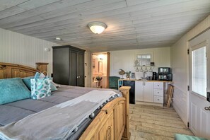 Studio | California King Bed | Smart TV | Free WiFi