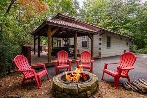 Enjoy our back patio fire pit area, perfect for stargazing. 