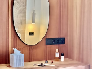 Bathroom amenities