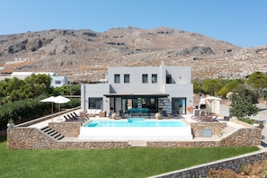 Villa Athena- Spacious 6 Bedroomed Villa with mountain views