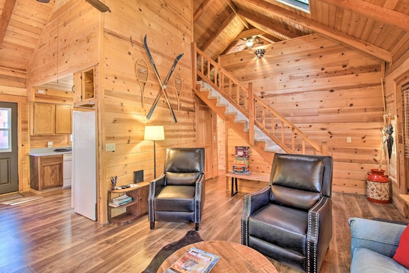 Pine Top Vacation Rental | 2BR | 1.5BA | 1,311 Sq Ft | Steps Required