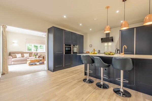 Hedgerows, Burnham Market: Looking towards the kitchen with sitting room to the side