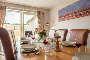 Field View, Sedgeford: Dining in style with a view