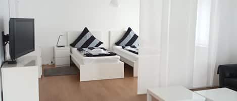Offener Schlafbereich mit zwei Einzelbetten (je 90x200)