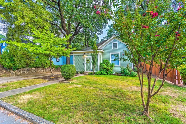 Little Rock Vacation Rental | 2BR | 1BA | 1,153 Sq Ft | 2 Steps Required