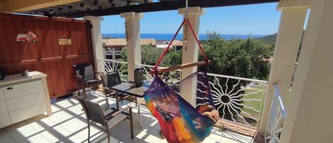 Zénitude dans le hamac depuis votre terrasse en contemplant la mer