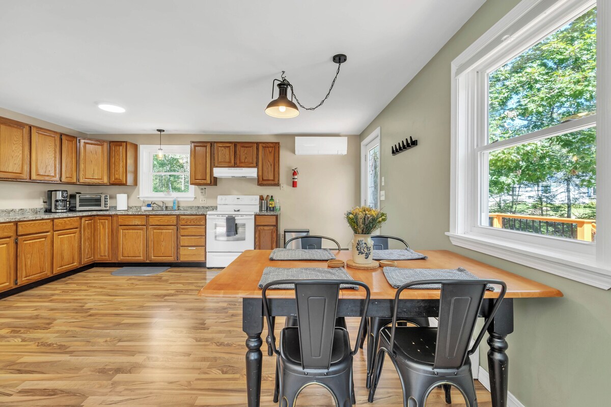 Comfortable 3 bedroom home between Ellsworth and Blue Hill