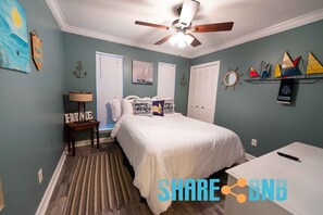 Lie down on the comfortable queen bed to get a good night's sleep.