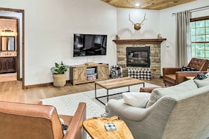 Living Room | Main Level | Smart TV w/ Netflix | Gas Fireplace