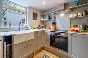 Tipple Cottage, Peasenhall: Well-equipped country kitchen