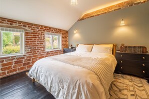Tipple Cottage, Peasenhall: Bedroom one with 5' king size bed