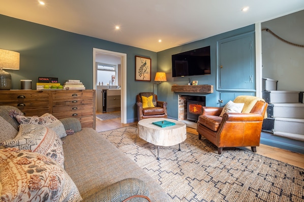 Tipple Cottage, Peasenhall: Sitting room with wood burning stove