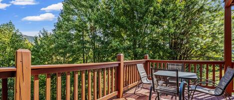 Side deck offers an outdoor patio dining table and is the perfect spot for a cookout or to relax and play a game.