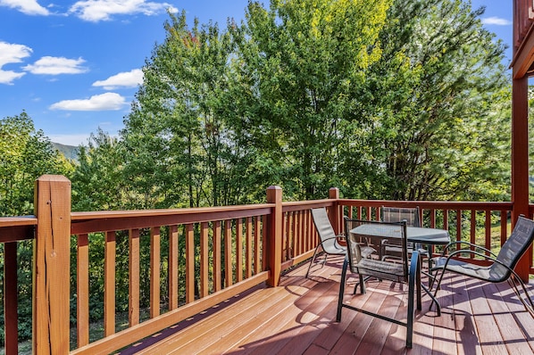 Side deck offers an outdoor patio dining table and is the perfect spot for a cookout or to relax and play a game.