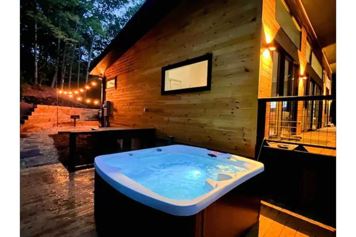 Modern Mountain Getaway with hot tub & fire pit 10 minutes to Helen