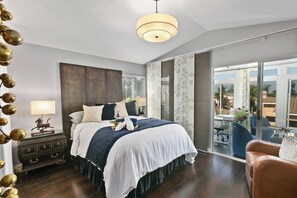 The Master Bedroom hosts a queen size bed. Very private with gorgeous distant views of the ocean, downtown skyline and Coronado bridge. 