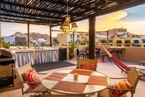 Rooftop deck with a ton of amenities. Dining area, BBQ grill and lounge. 