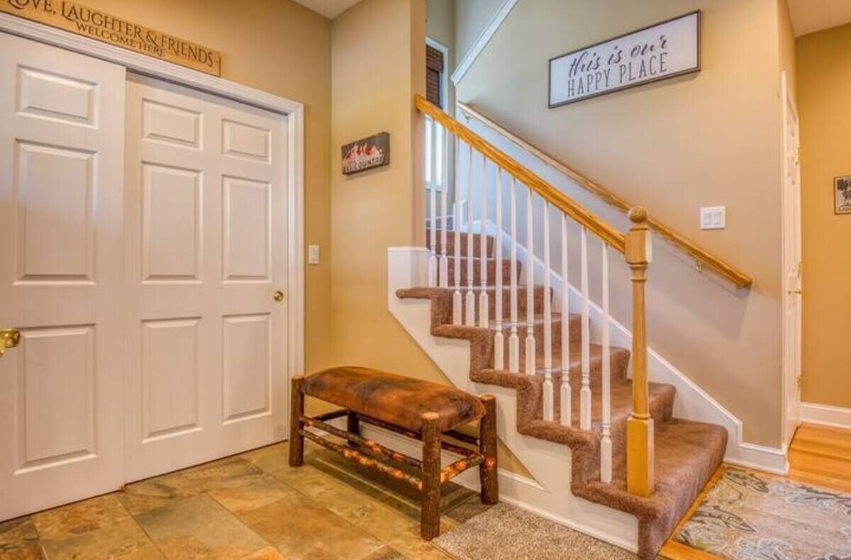 Luxe 4-Bedroom Townhome In The Heart Of White Mountains!