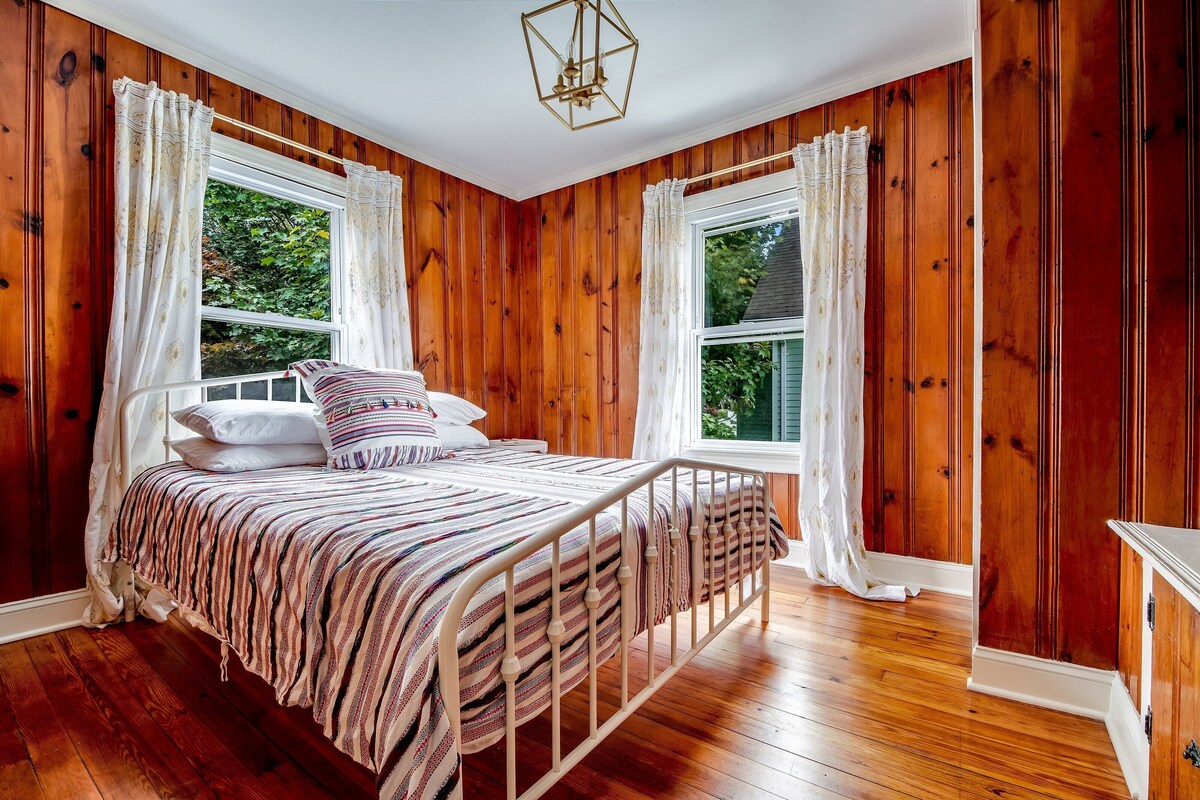 Historic Three Bedroom Townhouse — Downtown Mystic