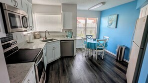 eat-in kitchen