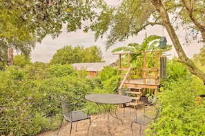 Private Backyard | Playground | Outdoor Dining Tables