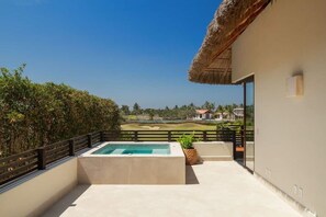 Outdoor Jacuzzi with beautiful golf court views 