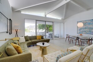 Living Room | Free WiFi | Central Air Conditioning & Heating