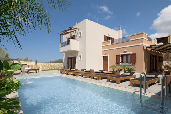 Provides an idyllic setting for luxury self-catering home breaks in Crete.