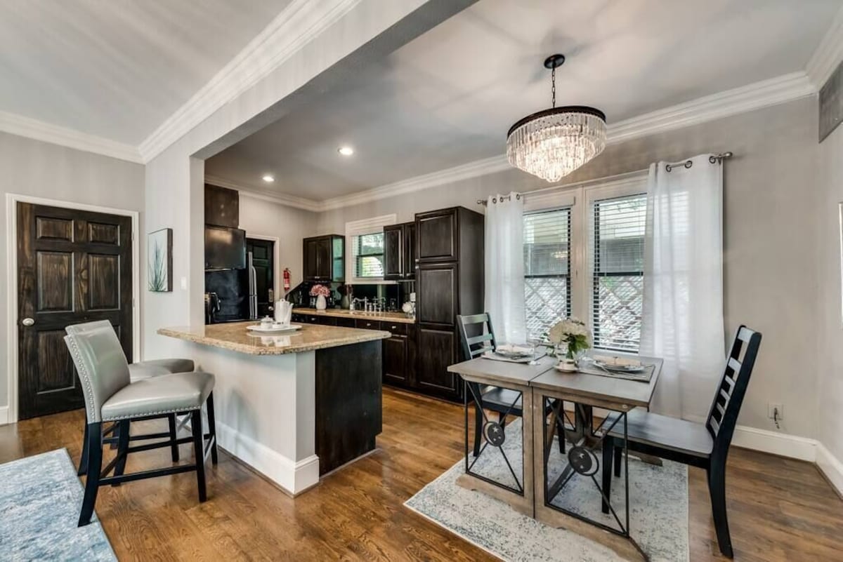 Bright, luxury 1-bed in historic neighborhood